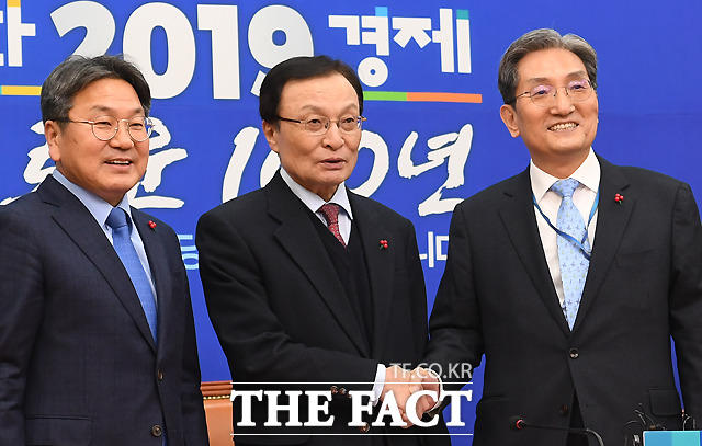 악수하는 두 사람
