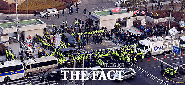 직권남용권리행사방해 등 혐의를 받는 양승태 전 대법원장이 피의자 신분으로 검찰에 소환 예정인 11일 서울 서초구 대법원 정문 앞에는 경찰들이 삼엄한 경비를 하고 있다. /이덕인 기자