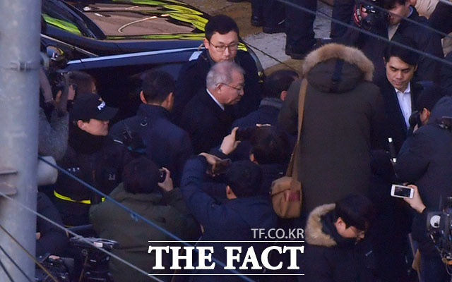 직권남용권리행사방해 등 혐의를 받는 양승태 전 대법원장이 11일 오전 검찰에 피의자 신분으로 출석을 앞두고 서울 서초구 대법원 정문 앞에서 입장 발표를 준비하고 있다. /이덕인 기자