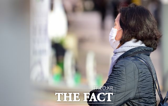 12일은 미세먼지 농도가 높아 호흡기 관리에 신경을 써야 한다. /더팩트 DB