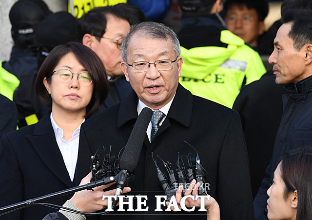 양승태 전 대법원장이 11일 사법농단 관련 검찰조사를 받은 가운데 서울 서초동 일대에는 수천 명이 모여들었다. 양 전 대법원장이 이날 오전 9시께  대법원 정문 앞에서 대국민 입장발표를 하는 모습. /서초=남윤호 기자