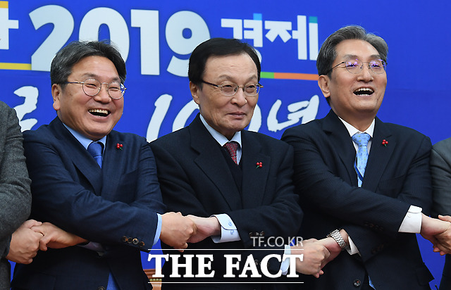 노영민 신임 대통령 비서실장(오른쪽)과 강기정 청와대 정무수석(왼쪽)이 11일 오전 서울 여의도 국회를 찾아 이해찬 더불어민주당 대표를 예방하며 기념촬영을 하고 있다. /국회=이새롬 기자