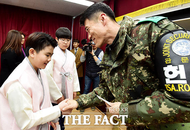JSA 한국군 경비대대장 임의진 중령(오른쪽)이 정의헌 졸업생에게 기념품을 전달하고 있다.