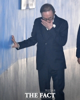 [TF포토] '휘청이는 몸 지탱하는 이명박 전 대통령'