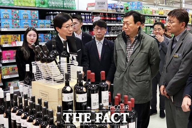 신동빈 회장은 롯데백화점 인천터미널점 직원들에게 격력의 메시지를 전달하며 고객들을 위한 편안한 쇼핑을 즐길 수 있도록 최상의 쇼핑환경을 구현하는데 힘 써달라고 주문했다.