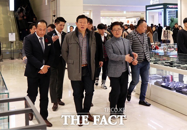 신동빈 롯데그룹 회장은 12일 롯데백화점 인천터미널점을 깜짝 방문, 지난해 10월 경영 복귀 이후 첫 주말 현장 점검에 나섰다. /롯데그룹 제공