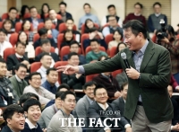  최태원 SK 회장, 임직원들에게 '줄무늬 양말' 보여주며 건넨 말은?