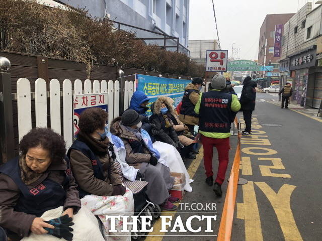 14일 옥상 시위현장 옆 길가엔 재개발지구에 살던 세입자들이 모여 추가 보상을 요구하고 있었다. /문혜현 기자