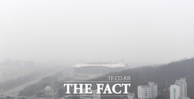 미세먼지 농도는 오늘(15일)도 여전히 나쁨을 보여 전국 곳곳의 공기가 탁하겠다. 전날(14일) 오전 서울 마포구 상암동의 한 빌딩에서 바라본 상암동 일대의 모습이 미세먼지로 인해 뿌연 모습을 보이고 있다. /임세준 기자