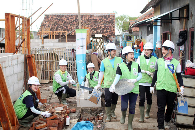 해피무브 20기 청년봉사단이 지난해 인도네시아 찔레본 마을 빈곤 가구를 신축하고 있다. /현대건설 제공