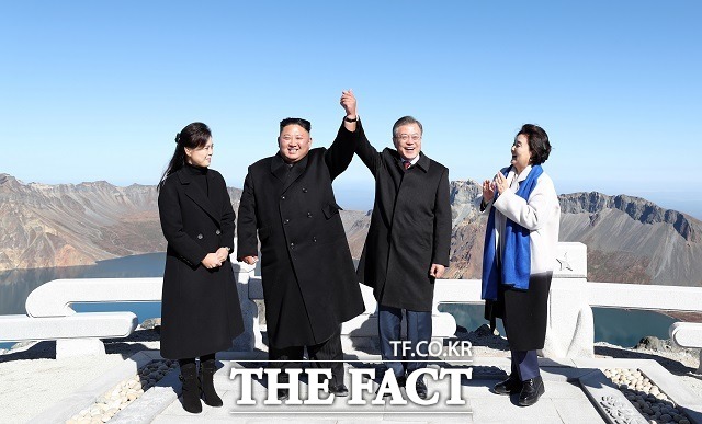 북미정상회담 성사가 임박했다는 관측에 무게가 실리면서 한반도 비핵화 과정에도 관심이 쏠린다. 사진은 평양정상회담 사흘째인 지난해 9월 20일 오전 문재인 대통령과 김정은 국무위원장이 백두산 정상인 장군봉에 올라 손을 맞잡아 들어올리는 모습. /평양사진공동취재단