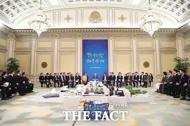 문재인 대통령은 오는 15일 대한상의가 추천한 대기업 대표 22명, 업종을 대표하는 중견기업인 39명, 대한상의 및 지역상공회의소 회장단 67명 등 총 130여명의 기업인을 청와대로 초청해 사전에 정해진 시나리오 없이 타운홀 미팅 방식으로 기업인들과 대화를 한다. 사진은 문 대통령이 7일 중소·벤처기업인을 청와대로 초청해 ‘중소벤처기업인과의 대화’를 하는 모습. /청와대 제공