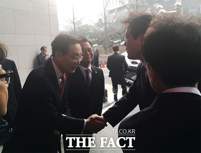 우리금융지주 출범식을 마치고 최종구 금융위원장(오른쪽)과 손태승 우리금융지주 회장 겸 우리은행장이 인사를 나누고 있다. /회현=이지선 기자