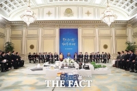  文대통령, 15일 재계 회동…경제 활력 불어넣는다