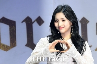 [TF포토] 여자친구 엄지, '남심 녹이는 손하트'