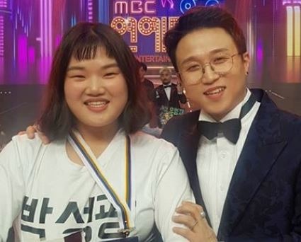 MBC 예능프로그램 전지적 참견시점에서 매니저 송이 양과 예능감을 뽐내며 대세로 올라선 개그맨 박성광. 하지만 최근 자신의 이름을 내건 포장마차 형식의 주점의 콘셉트가 여성을 희화화 한다는 주장이 제기돼 논란이 되고 있다. /박성광 인스타그램