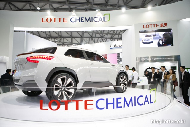 롯데케미칼이 지난 2014년 중국 상해에서 열린 차이나플러스2014에서 롯데케미칼 전시관에 수소연료차 인트라도를 전시한 모습. /롯데케미칼 블로그 갈무리
