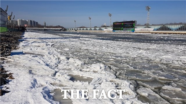 4주간 동절기 휴장기간을 갖는 미사리경정장. 경주 수면 외곽으로 얼음이 떠 있다./경륜경정사업본부 제공