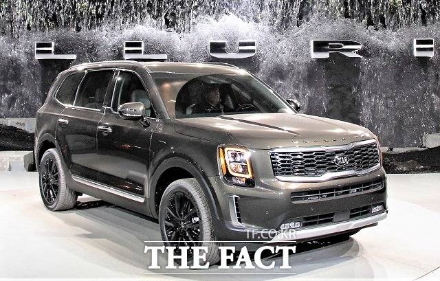 기아차가 14일(현지시간) 미국 디트로이트 코보 센터에서 열린 디트로이트 모터쇼에서 대형 SUV 텔루라이드를 세계 최초로 공개했다. /기아차 제공