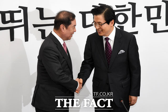 김병준 비상대책위원장이 직접 황교안 전 총리 입당식에 참석했다. 악수를 나누는 두 사람. /남윤호 기자