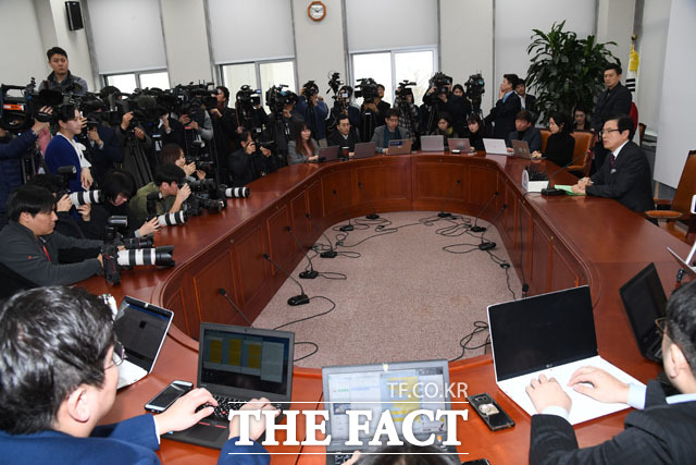 황교안 전 총리 입당식에 몰린 취재진. /남윤호 기자