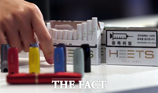 국내 궐련형 전자담배 판매가 꾸준히 증가하면서 시장에 뛰어드는 업체들이 늘어나고 있다. 사진은 필립모리스 아이코스와 전용담배 히츠 /더팩트 DB