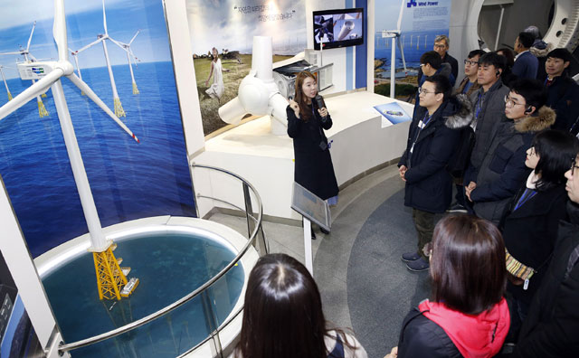 두산연강재단 과학교사 학술시찰단이 14일 경남 창원 두산중공업 홍보관에서 풍력발전 시스템에 대한 설명을 듣고 있다. /두산 제공