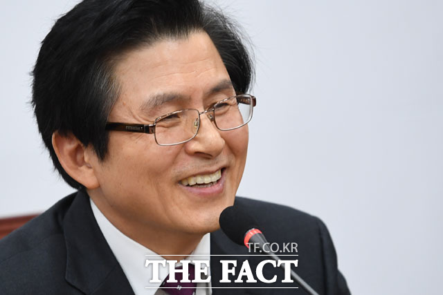 기자간담회 도중 웃는 황교안 전 총리. /남윤호 기자