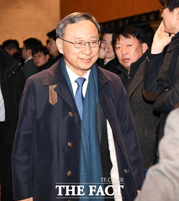 황창규 KT 회장은 15일 청와대에서 열린 2019 기업인과의 대화에 참석해 4차 산업혁명을 견인하고, 국내 기업들의 글로벌 경쟁력을 키우는 데 적극 나서겠다고 밝혔다. 황 회장이 2019 기업인과의 대화에 참석하기 위해 대한상공회의소에 들어서고 있다. /임세준 기자