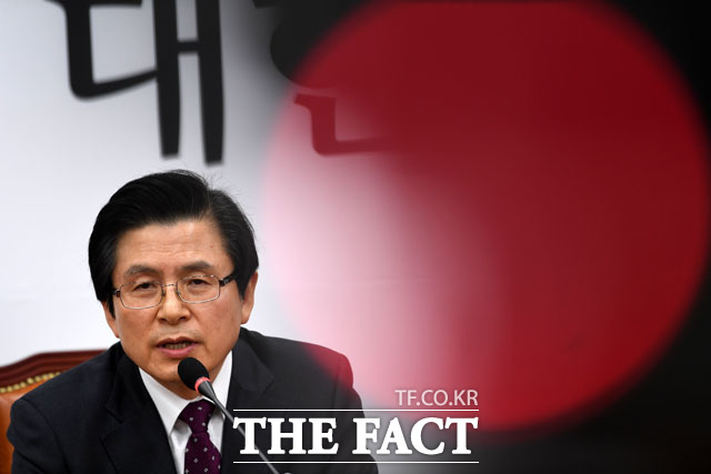 황교안 전 국무총리가 15일 국회를 찾아 자유한국당 입당식 이후 기자간담회를 갖고 있다. /국회=남윤호 기자