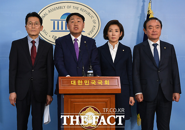 더불어민주당을 제외한 야 4당 원내대표(왼쪽부터 윤소하 정의당, 김관영 바른미래당, 나경원 자유한국당, 장병완 민주평화당 원내대표)가 16일 오전 국회 정론관에서 1월 임시국회 소집과 선거제도 개혁 합의 이행 등을 촉구하는 기자회견을 하고 있다. /국회=이새롬 기자