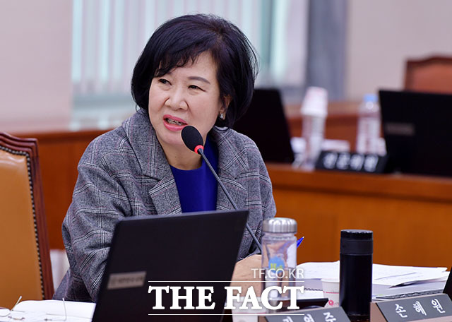 손혜원 더불어민주당 의원이 조카와 측근들을 통해 전남 목표에 부동산 투기를 했다는 의혹이 제기됐다. 손 의원은 SBS의 관련 보도 직후 투기가 아니라 사재를 활용한 목포 구도심 살리기라며 허위사실유포로 SBS를 고발하겠다고 밝혔다. /이덕인 기자