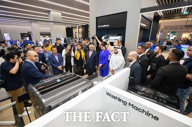 삼성전자가 UAE 두바이의 세계 최대 쇼핑몰인 두바이몰에 삼성 익스피리언스 스토어를 오픈했다고 16일 밝혔다. /삼성전자 제공