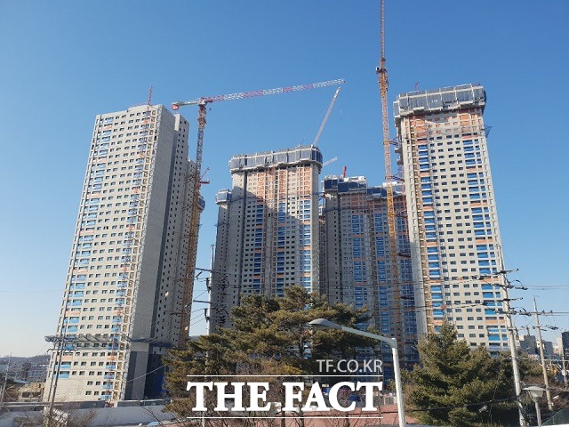 최고높이 49층에 달하는 초고층 아파트 단지 시흥센트럴푸르지오는 2020년 5월 완공을 목표로 공사가 진행 중이다. 현재 외벽 공사는 마무리 단계에 있고 콘크리트 양생 작업 등 내부 공사가 진행되고 있다.