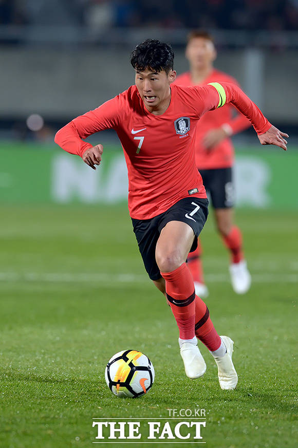 한국의 파울루 벤투 감독은 16일 중국과 아시안컵 3차전에 에이스 손흥민을 출전시킬 것인가. 킥오프 시간이 다가올수록 한국과 중국팬들의 관심이 고조되고 있다./더팩트DB