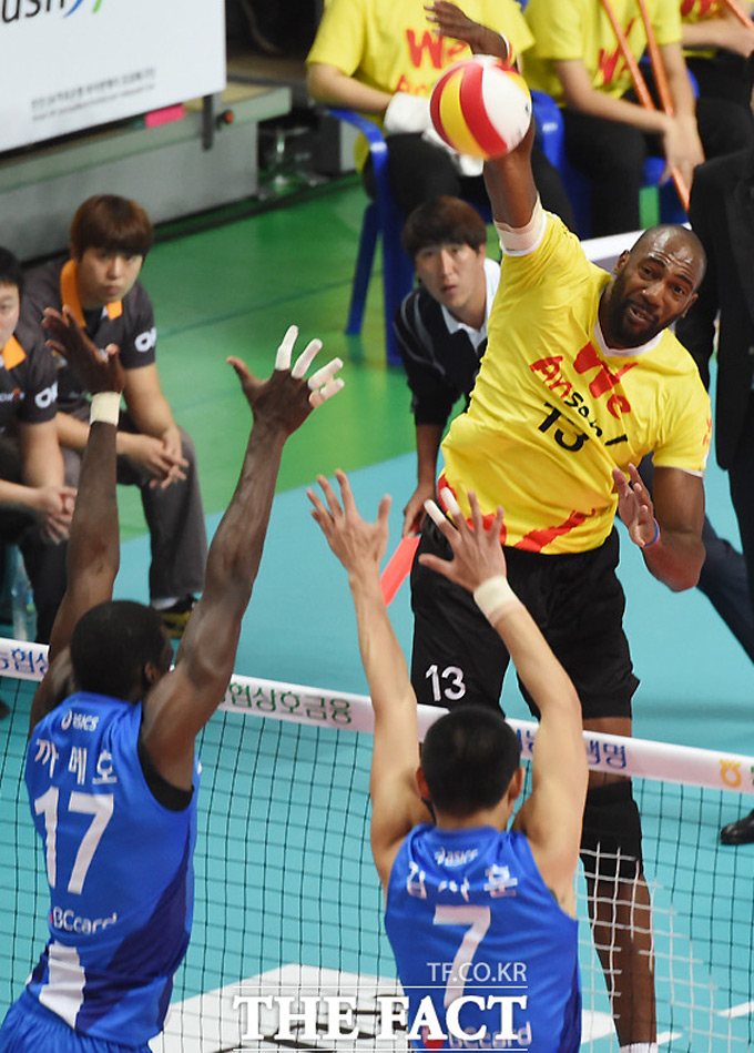 오는 17일(목) 장충체육관에서 오후 7시에 열리는 2018-19시즌 V리그 남자부 우리카드-KB손해보험전을 대상으로 한 배구토토 매치 9회차 투표율 중간집계 결과, 참가자들은 홈팀 우리카드의 승리를 예상하는 것으로 나타났다./ 더팩트 DB