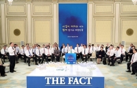  文대통령 '이재용·최태원 이야기 들어보니 반도체 시장 희망적'