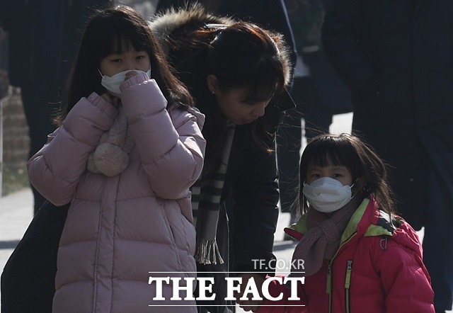 전국이 대체로 맑겠으나 미세먼지는 다시 기승을 부리겠다. 출근길 마스크 준비 등 호흡기 관리에 유의해야 한다. /이새롬 기자