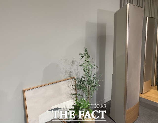 삼성전자의 무풍 에어컨 신제품은 우드·메탈 등의 소재를 적용해 가전이 아닌 가구 느낌을 준다. /서민지 기자