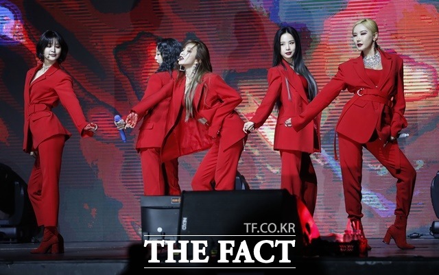 걸그룹 EXID가 21일 서울 용산구 블루스퀘어에서 열린 싱글앨범 알러뷰 쇼케이스에서 멋진 무대를 선보이고 있다./뉴시스