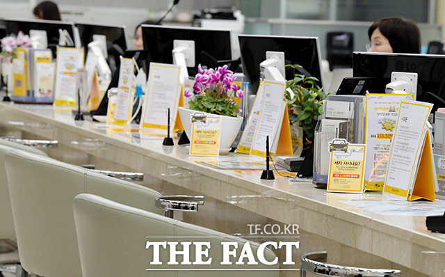 주요 시중은행이 연말연초 희망퇴직을 실시하면서 약 2000여 명의 은행원들이 대거로 짐을 쌀 것으로 전망되고 있다. /이선화 기자