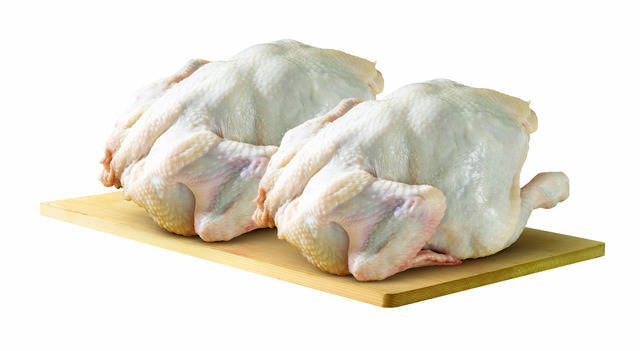 이마트가 17일부터 오는 23일까지 몸값이 고공행진 중인 닭고기를 비롯해 쌀과 조개 등 국민가격 2차 상품을 선보인다. /이마트 제공