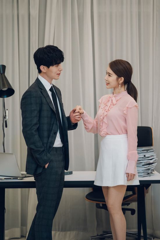 배우 이동욱(왼쪽)과 유인나는 tvN 새 수목드라마 진심이 닿다에서 도깨비에 이어 작품 호흡을 또 한 번 맞춘다. /tvN 제공