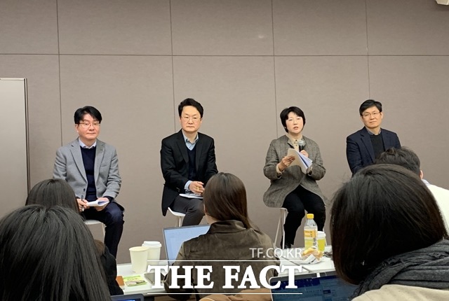 삼성전자는 무풍에어컨 신제품에 대해 강력한 냉방과 청정 기술, 진화된 AI 서비스 등을 강조했다. 최중열 디자인팀 전무, 이재환 전략마케팅팀 상무, 유미영 소프트웨어 개발팀 상무, 서형준 개발팀 마스터(왼쪽부터) /서민지 기자