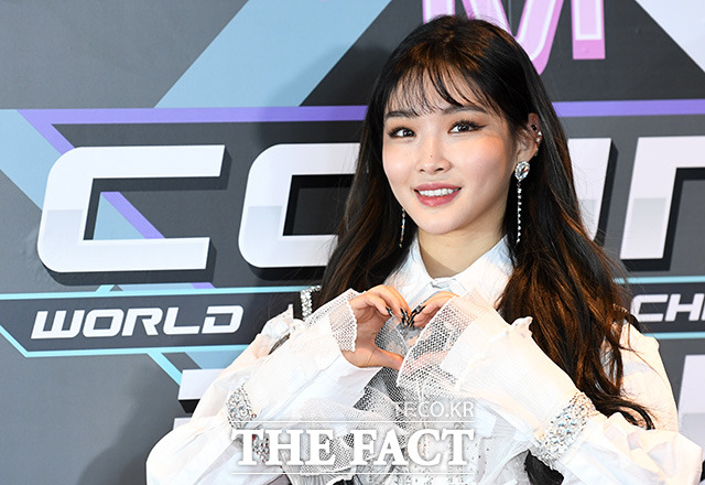 가수 청하가 17일 오후 서울 마포구 상암동 CJ E&M에서 열린 엠카운트다운 리허설 무대에 참석해 포토타임을 갖고 있다. /남용희 기자