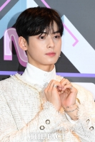 [TF포토] 아스트로 차은우, '얼굴 천재의 여심 녹이는 하트'