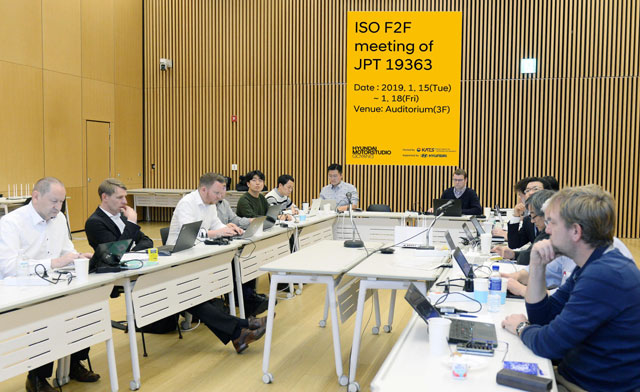 현대모터스튜디오 고양 오디토리움에서 진행된 ISO 전기차 무선충전 국제표준화 회의에 참가한 전문가들이 회의를 진행하고 있다. /현대자동차 제공