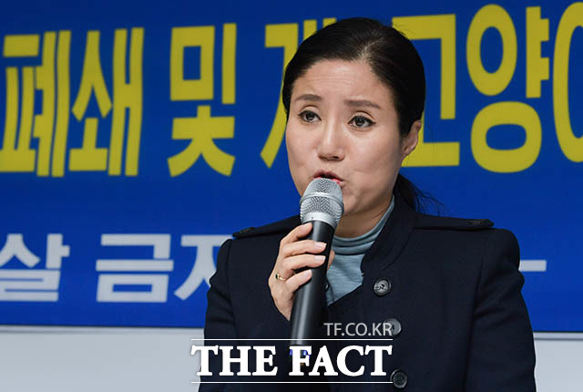 불법 안락사 논란이 제기된 동물보호단체 케어의 박소연 대표가 19일 오전 서울 서초구의 한 빌딩에서 기자회견을 열고 입장을 밝히고 있다. /김세정 기자