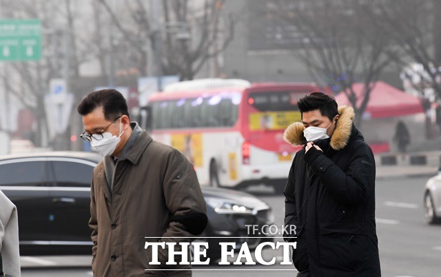 대한(大寒)인 오늘은 잠시 푸근했던 기온이 떨어져 다소 춥겠다. 전국 미세먼지 농도는 중부지방은 나쁨, 남부지방은 한때 나쁨 수준이 예고됐다. /김세정 기자