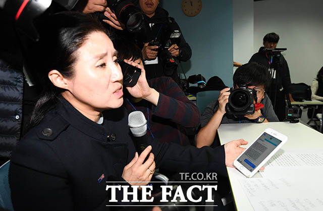 박 대표는 한 매체가 취재 과정에서 자신에게 성희롱 문자를 보냈다고 주장했다. 박 대표가 이날 자신의 휴대폰에 있는 문자메시지를 공개하는 모습 /김세정 기자